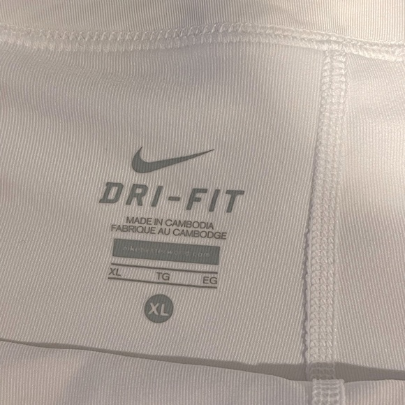 Nike like new tennis skirt fits more like a large - Picture 4 of 4